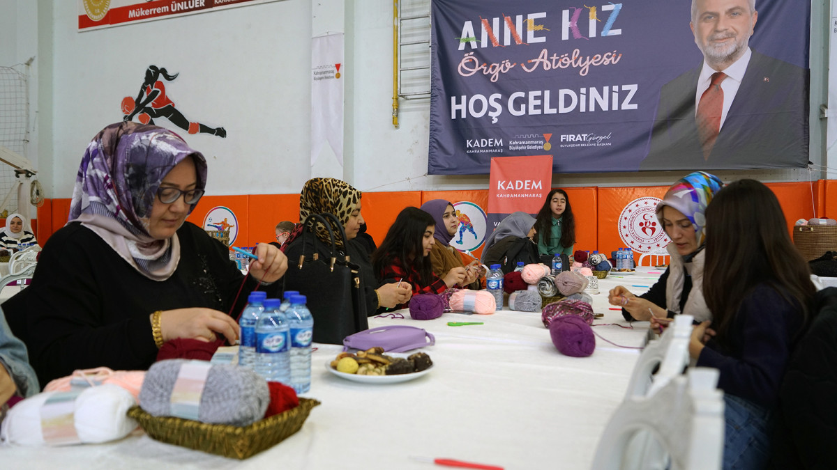 Anne ve Çocuklar Örgü Atölyesinde Sanatı İlmek İlmek İşliyor