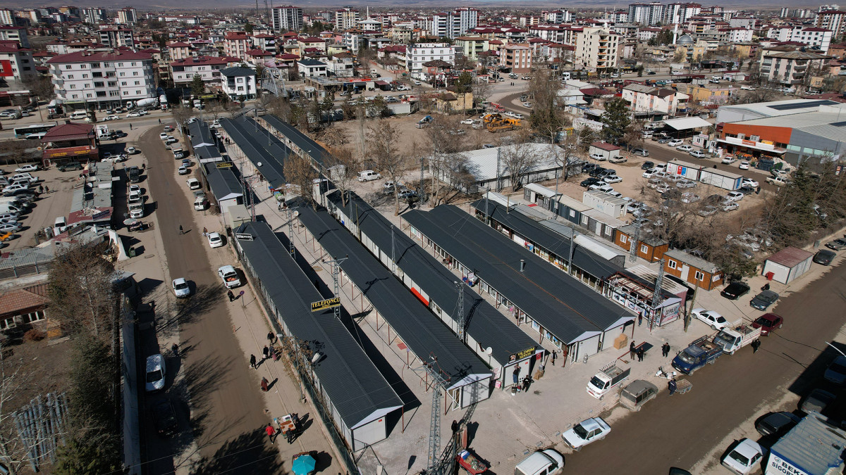 Büyükşehir, Elbistan’da rezerv alandaki iş yerleri için 2 yeni çarşı kurdu