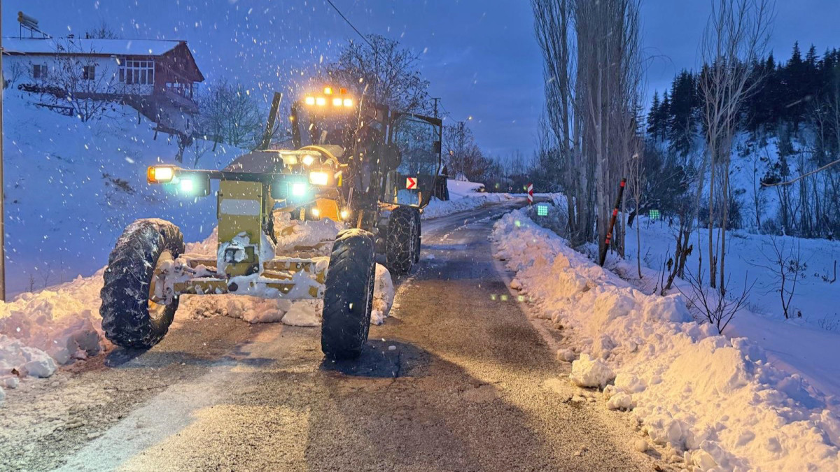 Büyükşehir, Kar Yağışı Sonrası 203 Mahalle Yolunu Ulaşıma Açtı