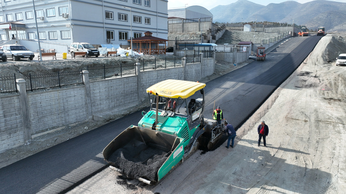 Büyükşehir, Türkoğlu’ndaki Yeni Okula Ulaşımı Kolaylaştırıyor