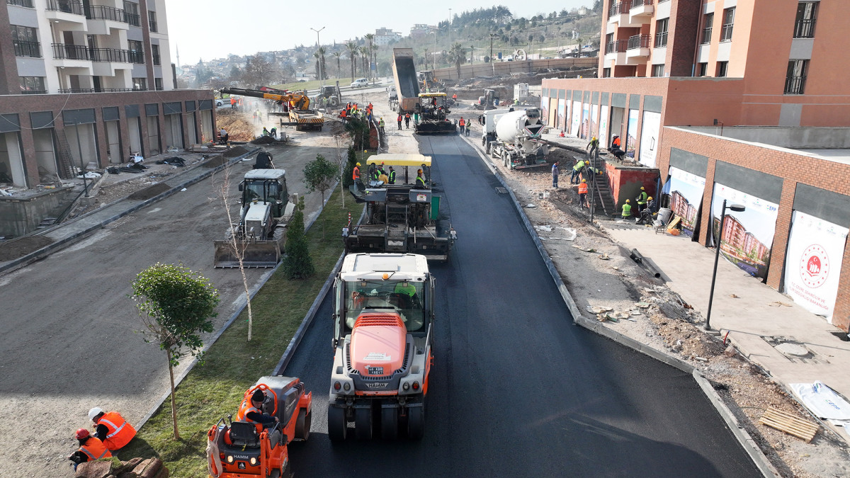 Büyükşehir, yeni konutların yollarını asfaltla buluşturuyor