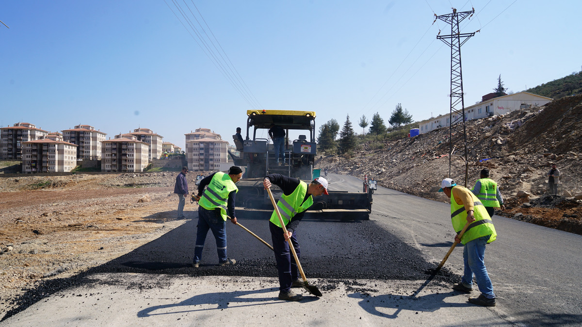 Büyükşehir’den Türkoğlu’na Yol Atağı: Orçan Caddesi’nde Asfalt Serimi Başladı