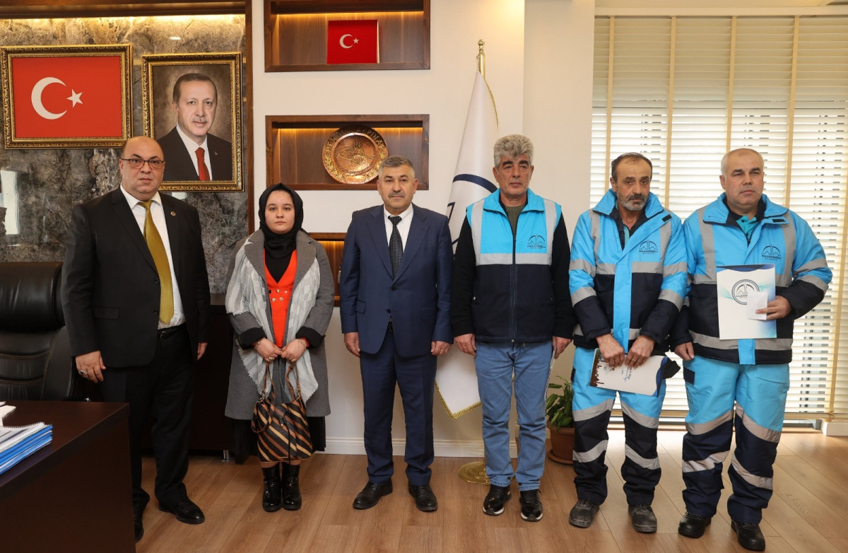 Dulkadiroğlu Belediyesi Çalışanlarından Örnek Davranış Belediye Ekipleri, Kaybolan Ziynet Eşyalarını Bulup Sahibine Teslim Etti