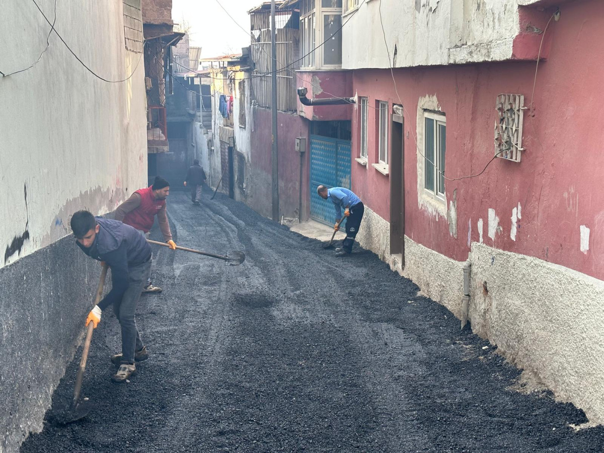 Dulkadiroğlu Belediyesi Duraklı Mahallesi’nde asfalt çalışmalarını sürdürüyor