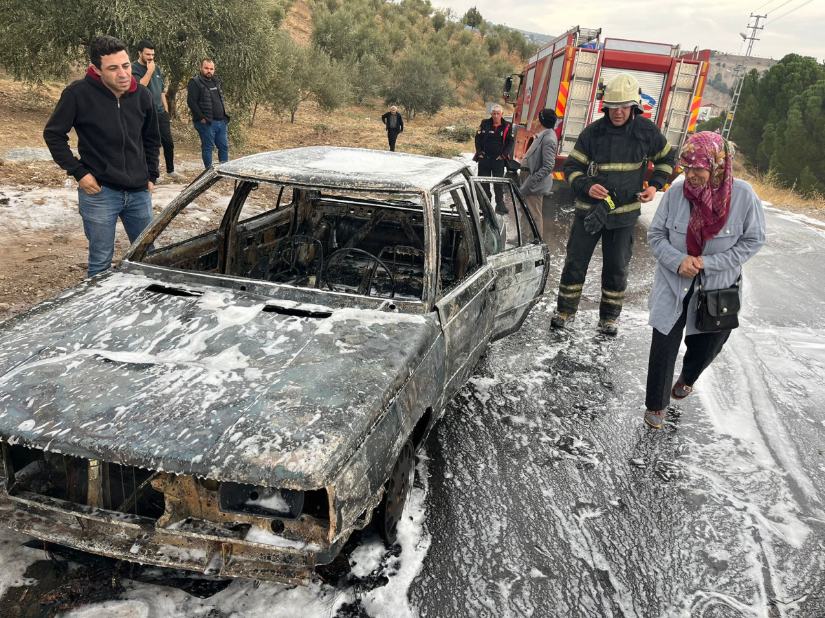 Kahramanmaraş'ta bir anda yanmaya başlayan araç adeta kül oldu