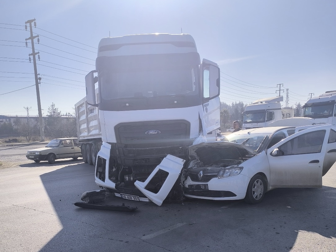 KAHRAMANMARAŞ’TA HAFRİYAT KAMYONU VE OTOMOBİL ÇARPIŞTI