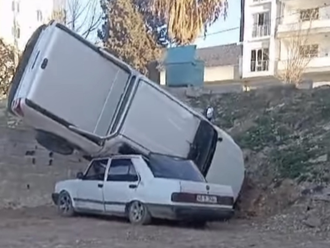 Kahramanmaraş’ta Şaşkına Çeviren Kaza: Park Halindeki Aracın Üzerine Düştü