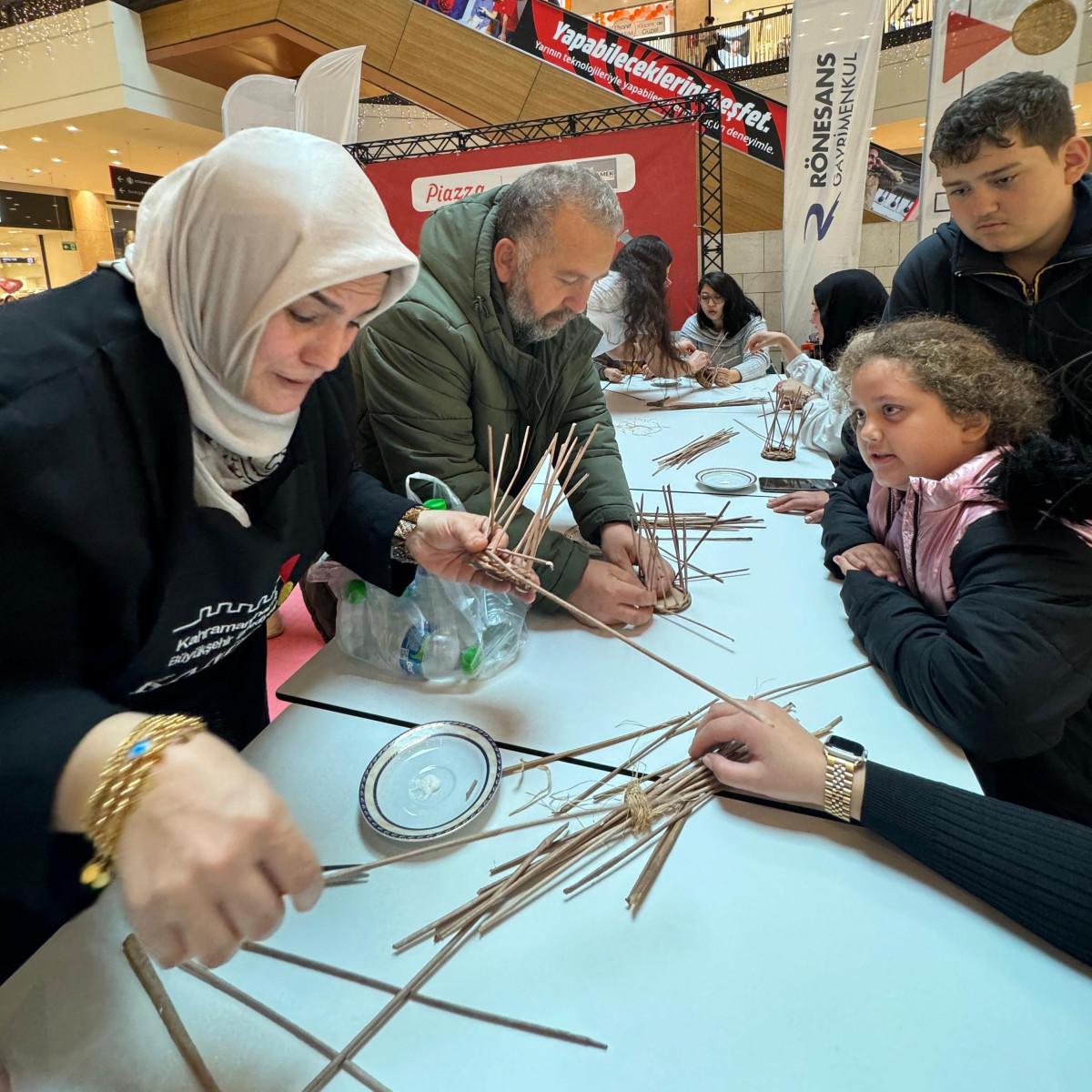 Minik Ellerin Dokuduğu Kalemlikler Öğretmenlere Hediye Oldu