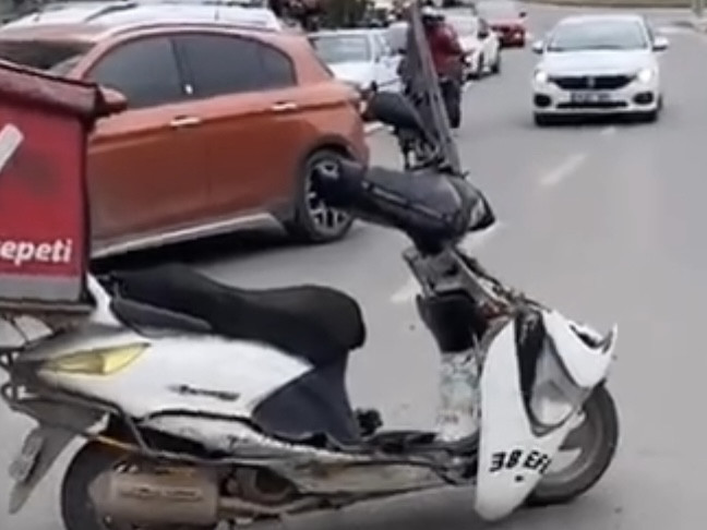 Onikişubat Üniversitesi Caddesi’nde Moto Kurye Kazası: Sürücü Hastaneye Kaldırıldı